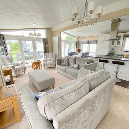 Wildflower, Premium Plus Hot Tub Lodge South Cerney Zewnętrze zdjęcie