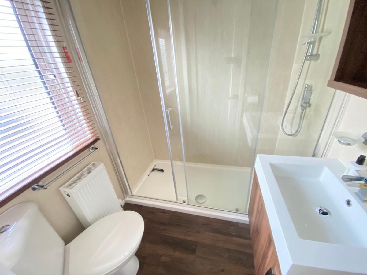 Wildflower, Premium Plus Hot Tub Lodge South Cerney Zewnętrze zdjęcie