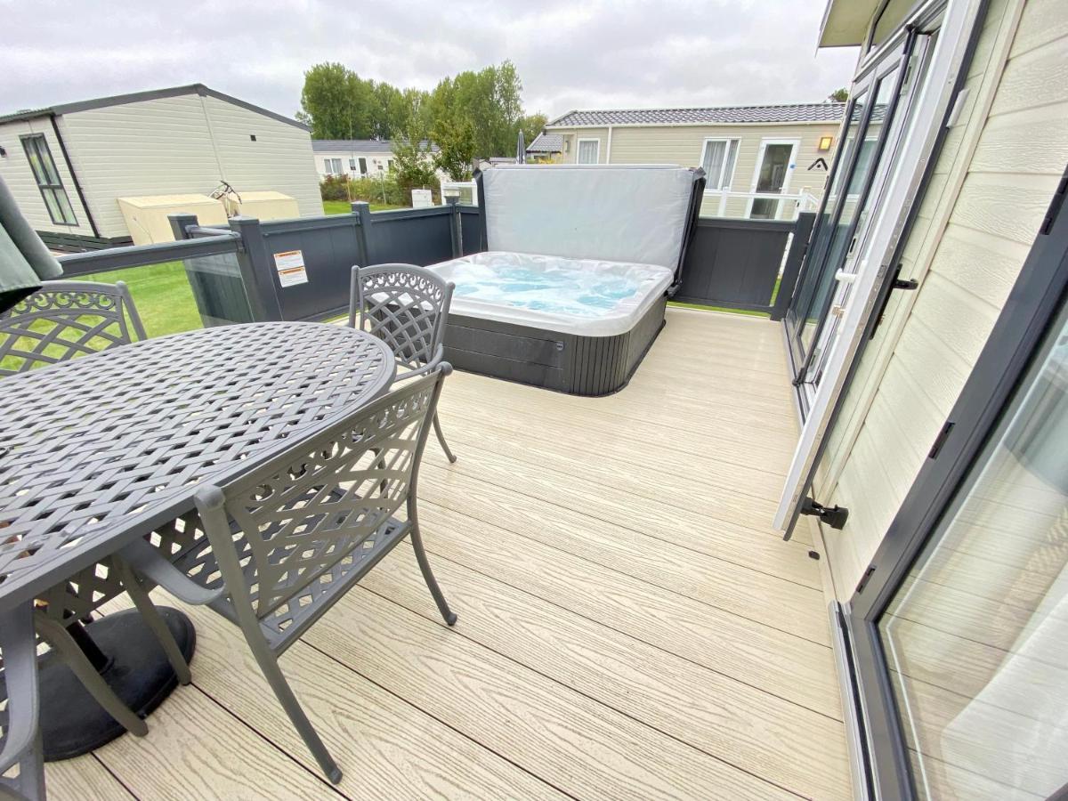 Wildflower, Premium Plus Hot Tub Lodge South Cerney Zewnętrze zdjęcie