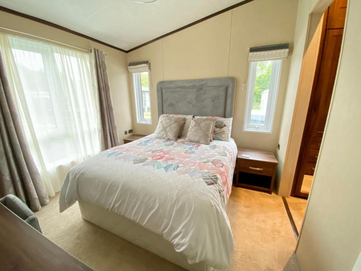 Wildflower, Premium Plus Hot Tub Lodge South Cerney Zewnętrze zdjęcie