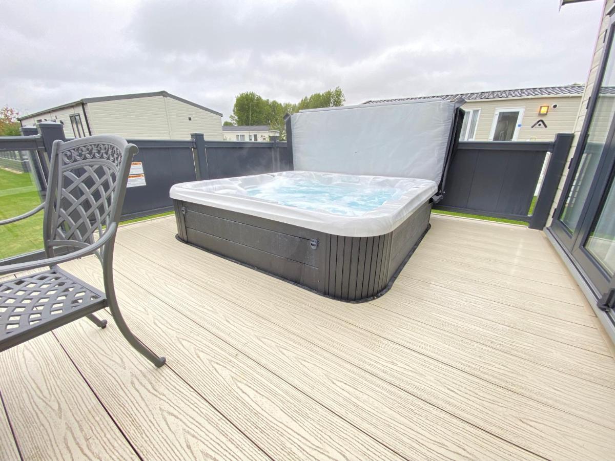 Wildflower, Premium Plus Hot Tub Lodge South Cerney Zewnętrze zdjęcie