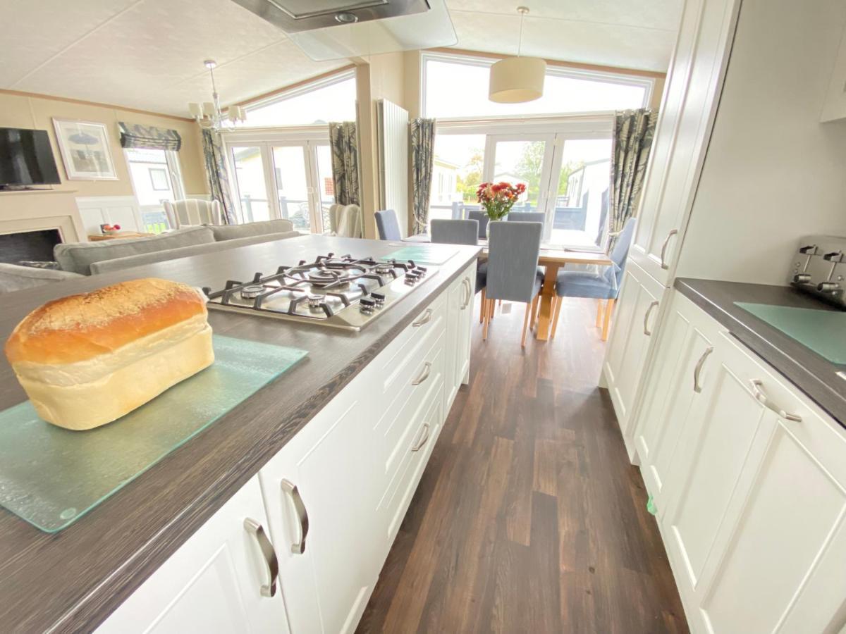 Wildflower, Premium Plus Hot Tub Lodge South Cerney Zewnętrze zdjęcie
