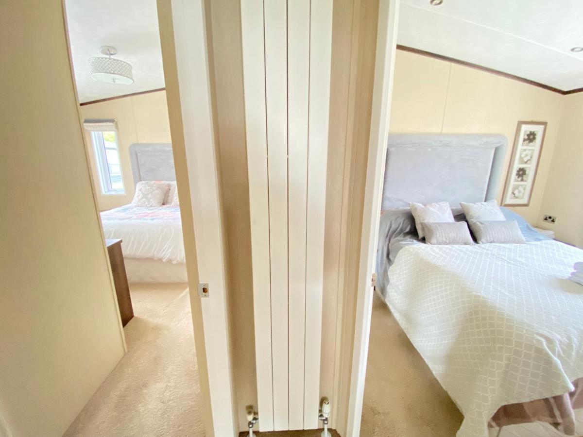 Wildflower, Premium Plus Hot Tub Lodge South Cerney Zewnętrze zdjęcie