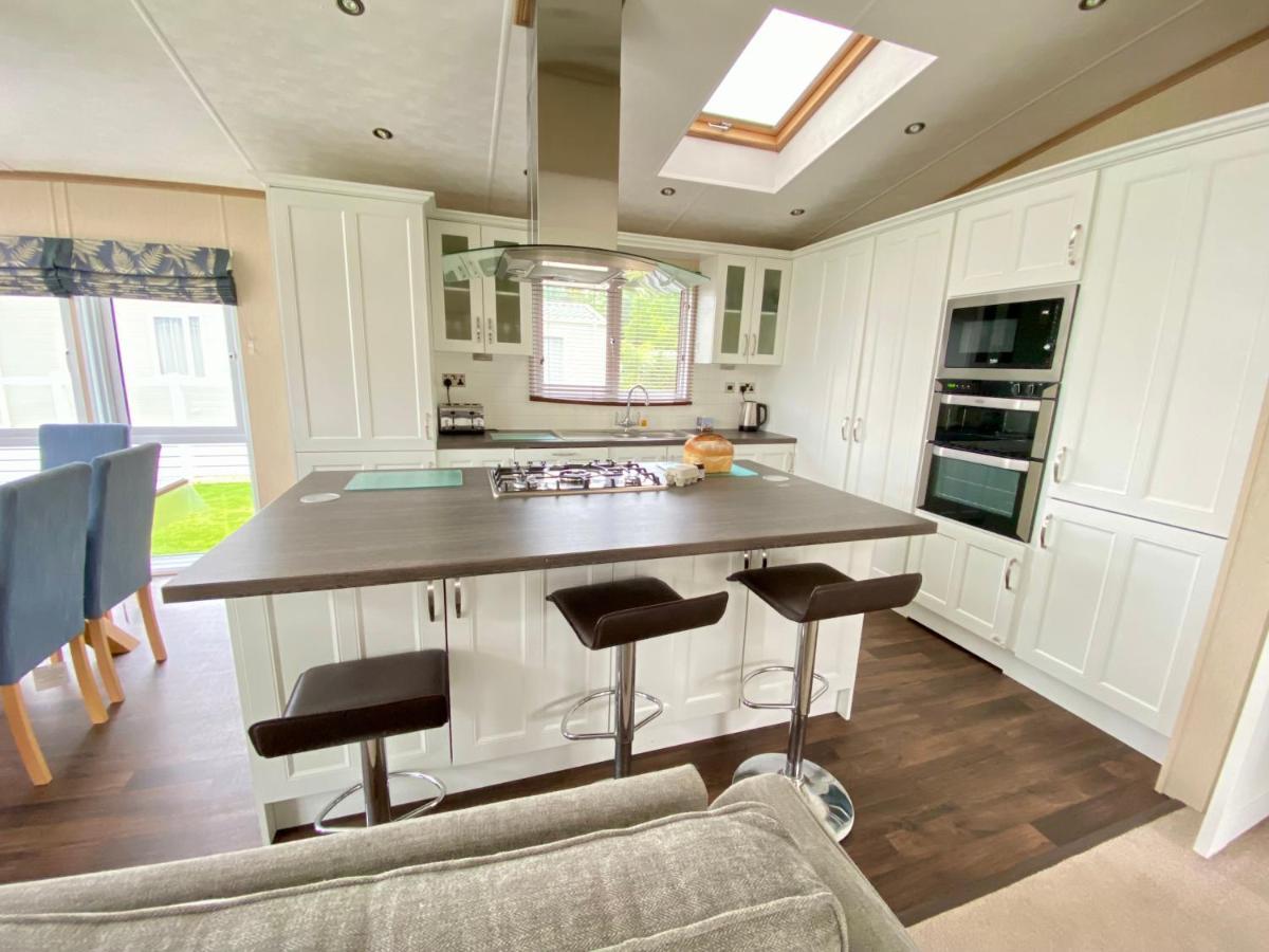 Wildflower, Premium Plus Hot Tub Lodge South Cerney Zewnętrze zdjęcie