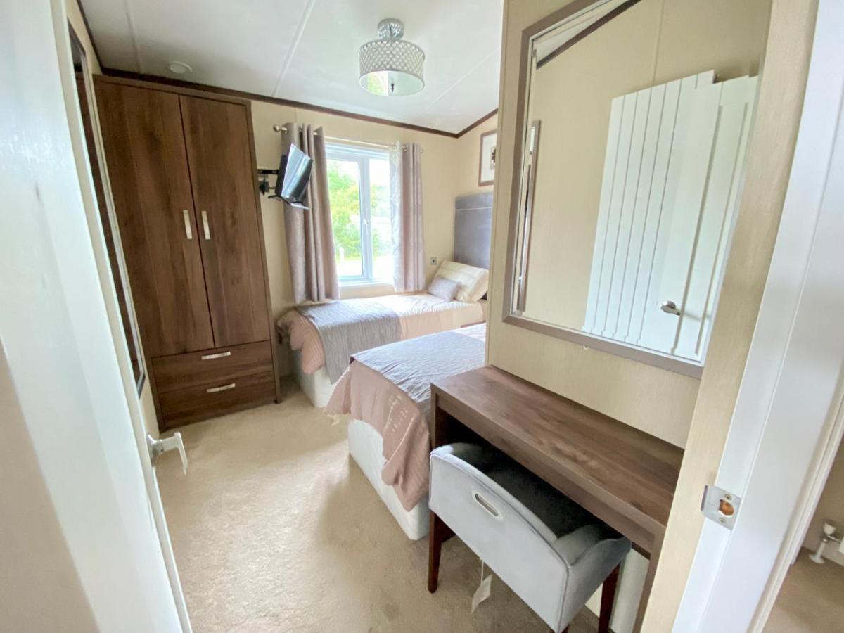 Wildflower, Premium Plus Hot Tub Lodge South Cerney Zewnętrze zdjęcie
