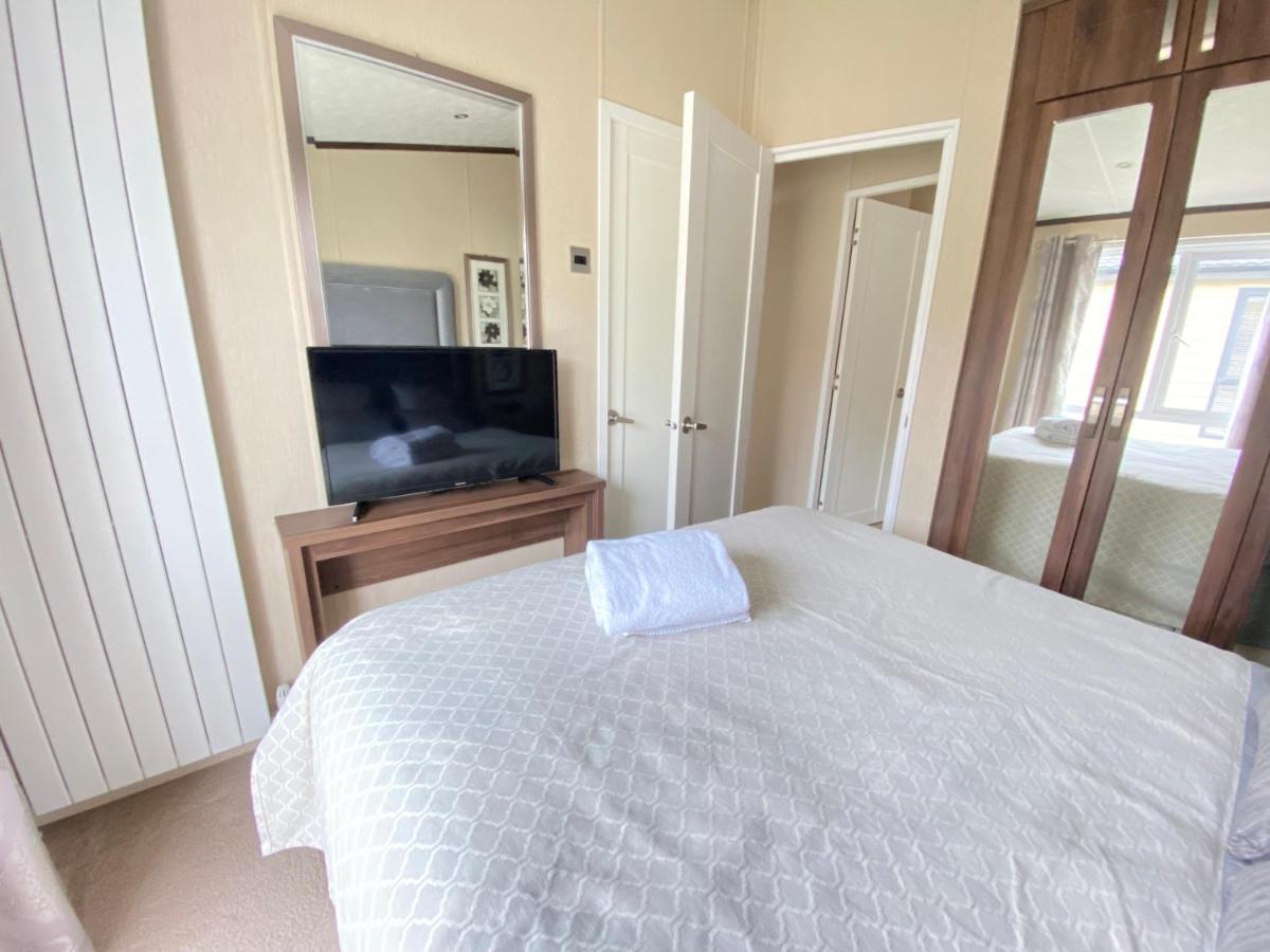 Wildflower, Premium Plus Hot Tub Lodge South Cerney Zewnętrze zdjęcie