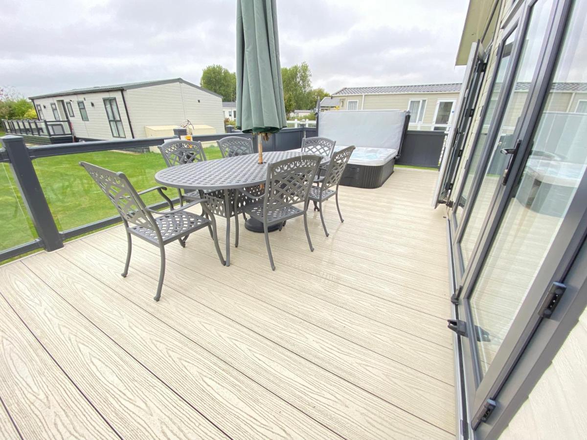 Wildflower, Premium Plus Hot Tub Lodge South Cerney Zewnętrze zdjęcie