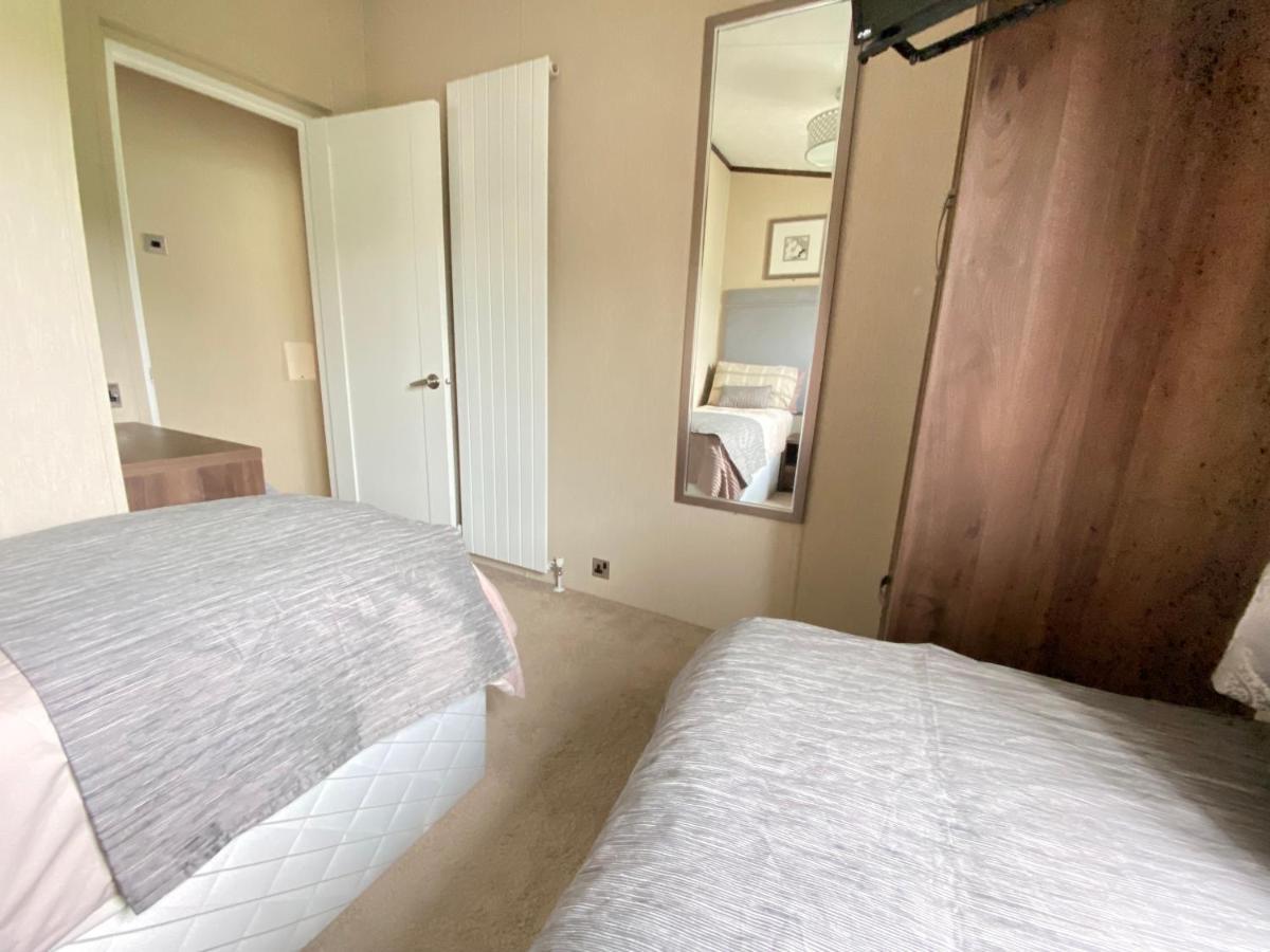 Wildflower, Premium Plus Hot Tub Lodge South Cerney Zewnętrze zdjęcie