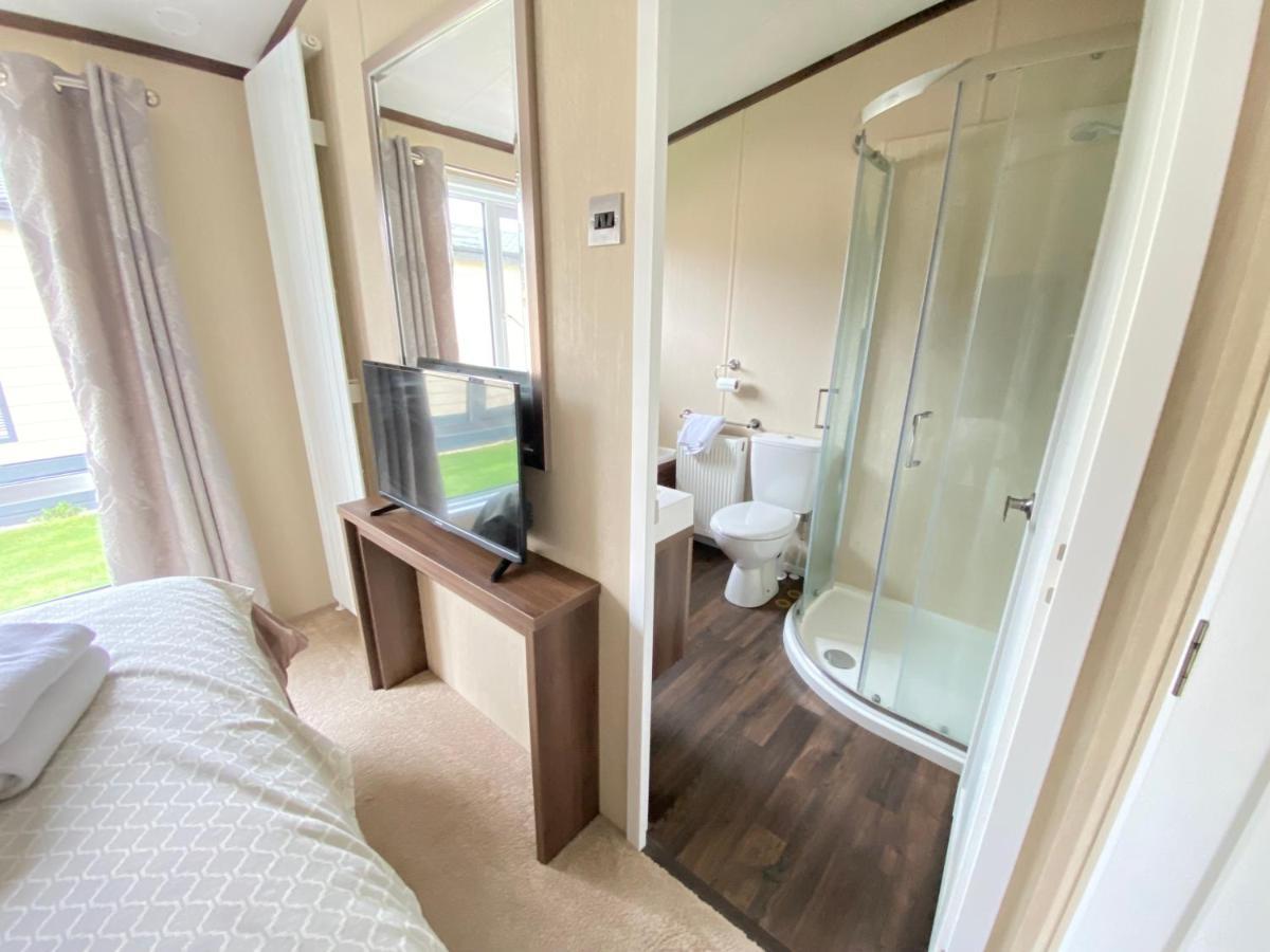 Wildflower, Premium Plus Hot Tub Lodge South Cerney Zewnętrze zdjęcie