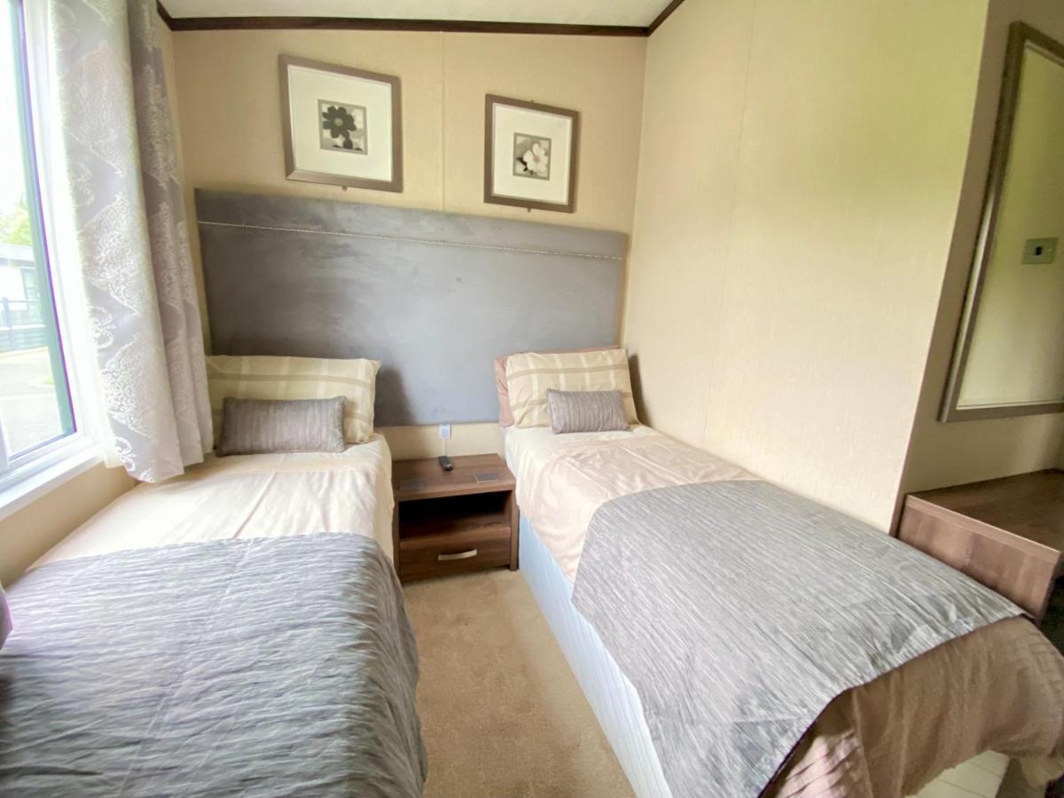 Wildflower, Premium Plus Hot Tub Lodge South Cerney Zewnętrze zdjęcie