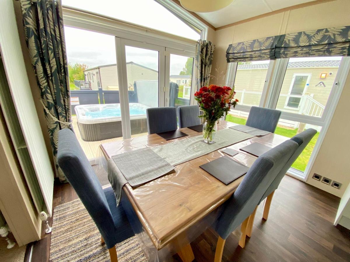 Wildflower, Premium Plus Hot Tub Lodge South Cerney Zewnętrze zdjęcie
