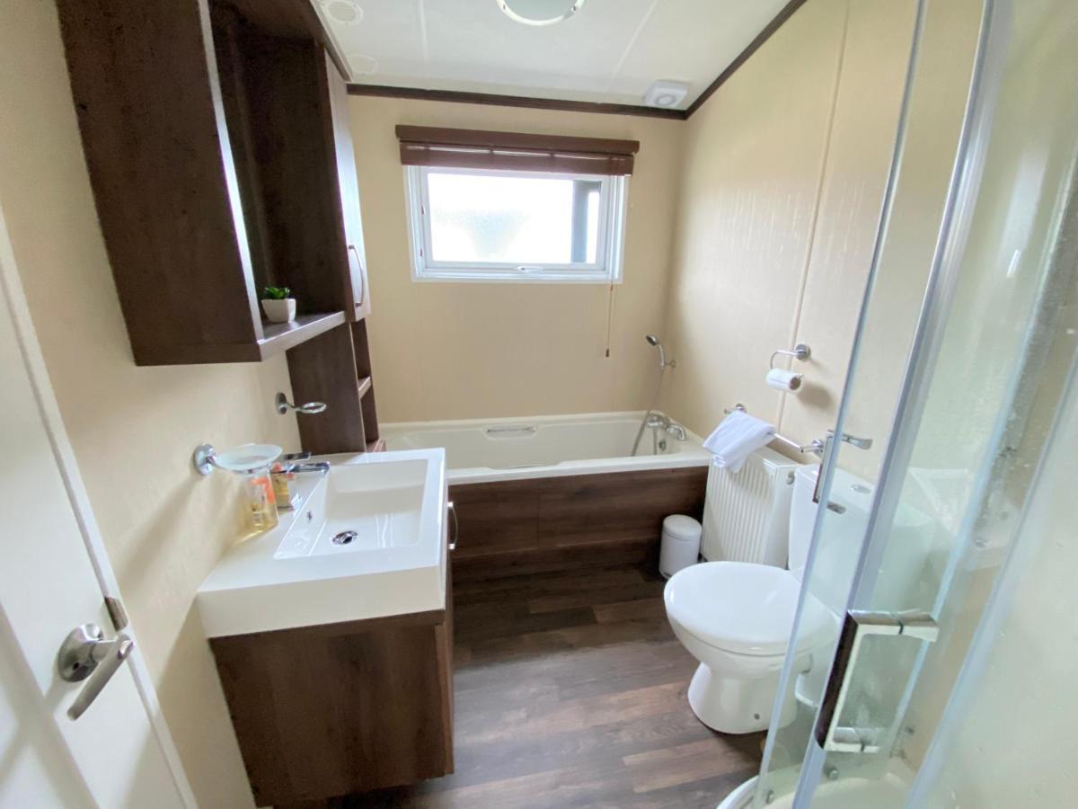 Wildflower, Premium Plus Hot Tub Lodge South Cerney Zewnętrze zdjęcie