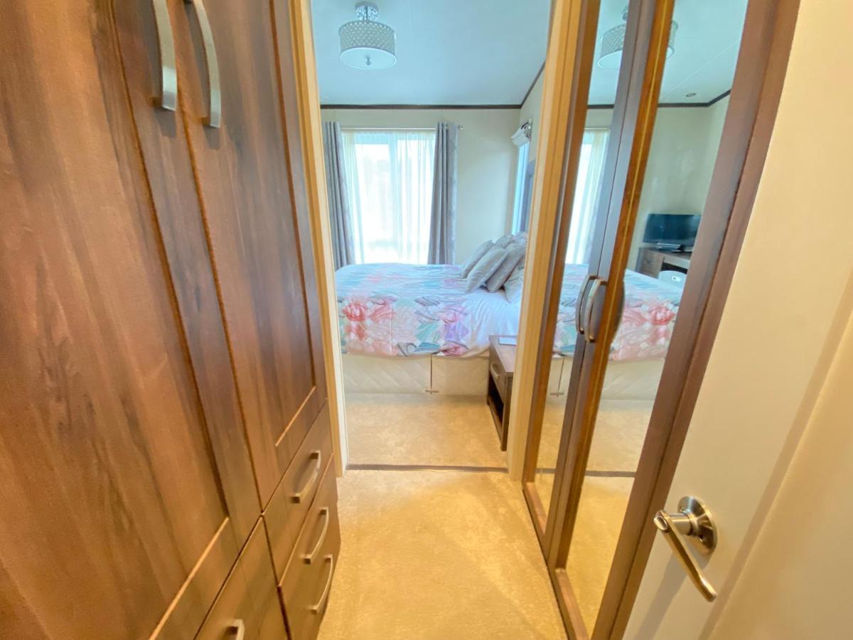 Wildflower, Premium Plus Hot Tub Lodge South Cerney Zewnętrze zdjęcie