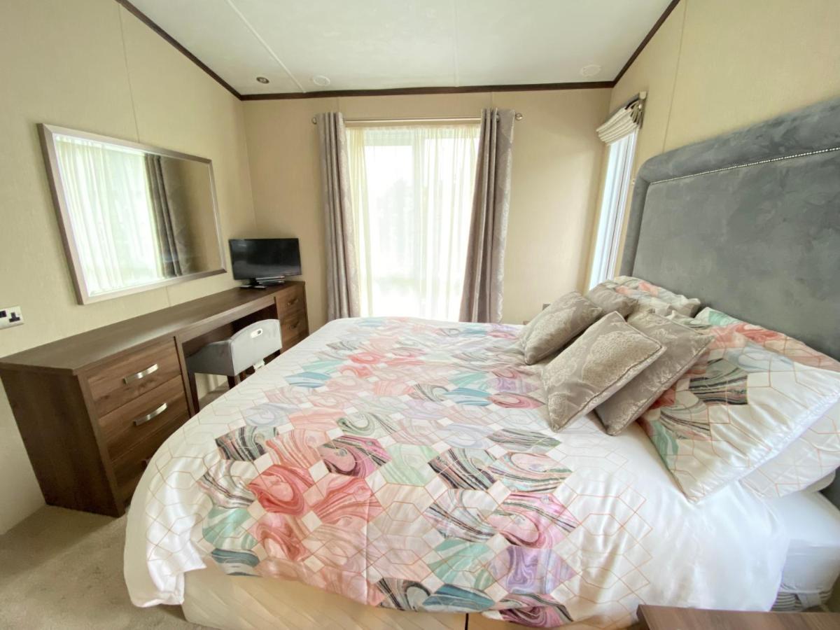 Wildflower, Premium Plus Hot Tub Lodge South Cerney Zewnętrze zdjęcie