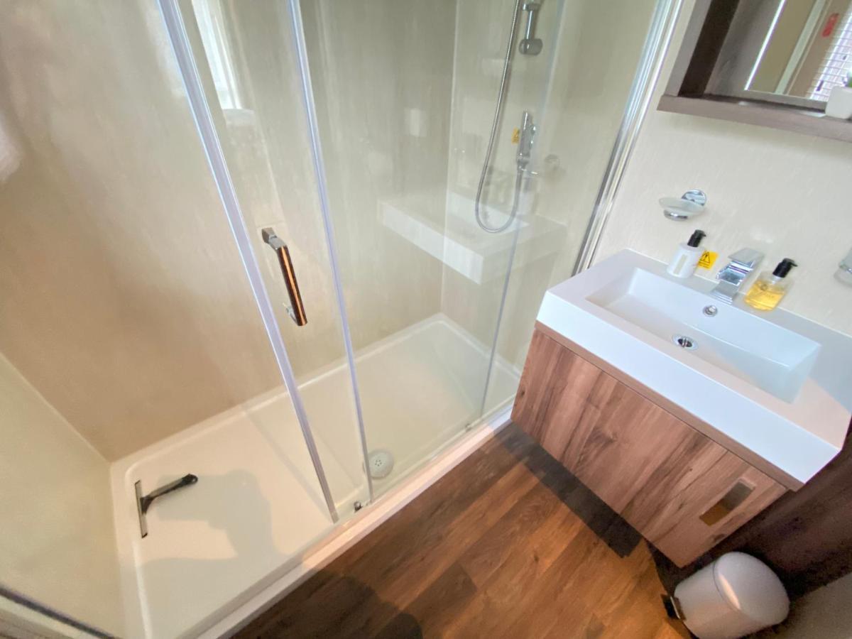 Wildflower, Premium Plus Hot Tub Lodge South Cerney Zewnętrze zdjęcie