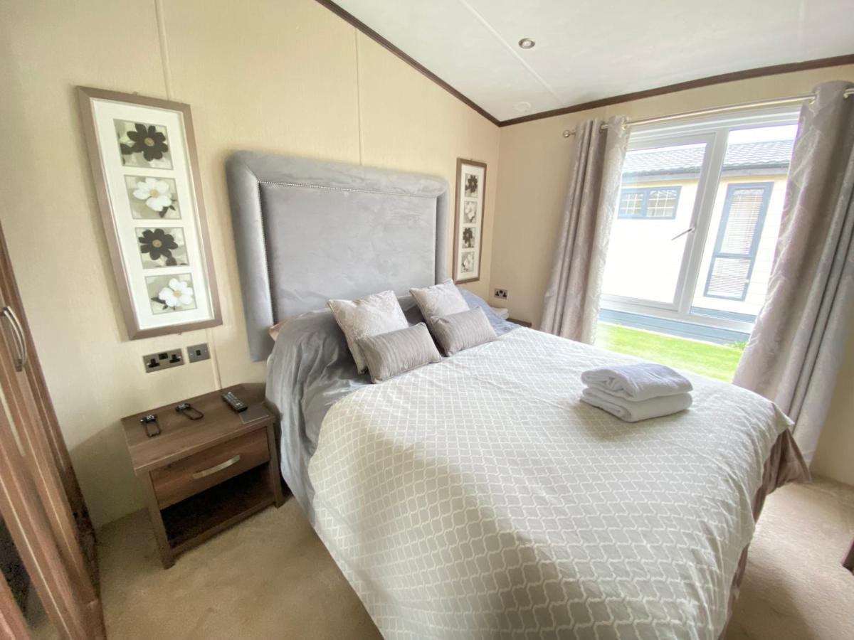Wildflower, Premium Plus Hot Tub Lodge South Cerney Zewnętrze zdjęcie
