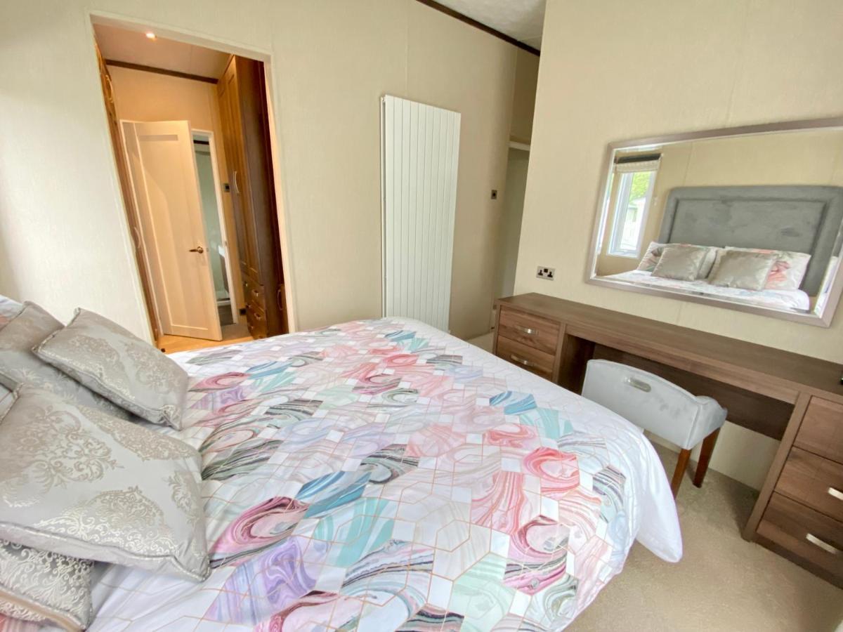Wildflower, Premium Plus Hot Tub Lodge South Cerney Zewnętrze zdjęcie
