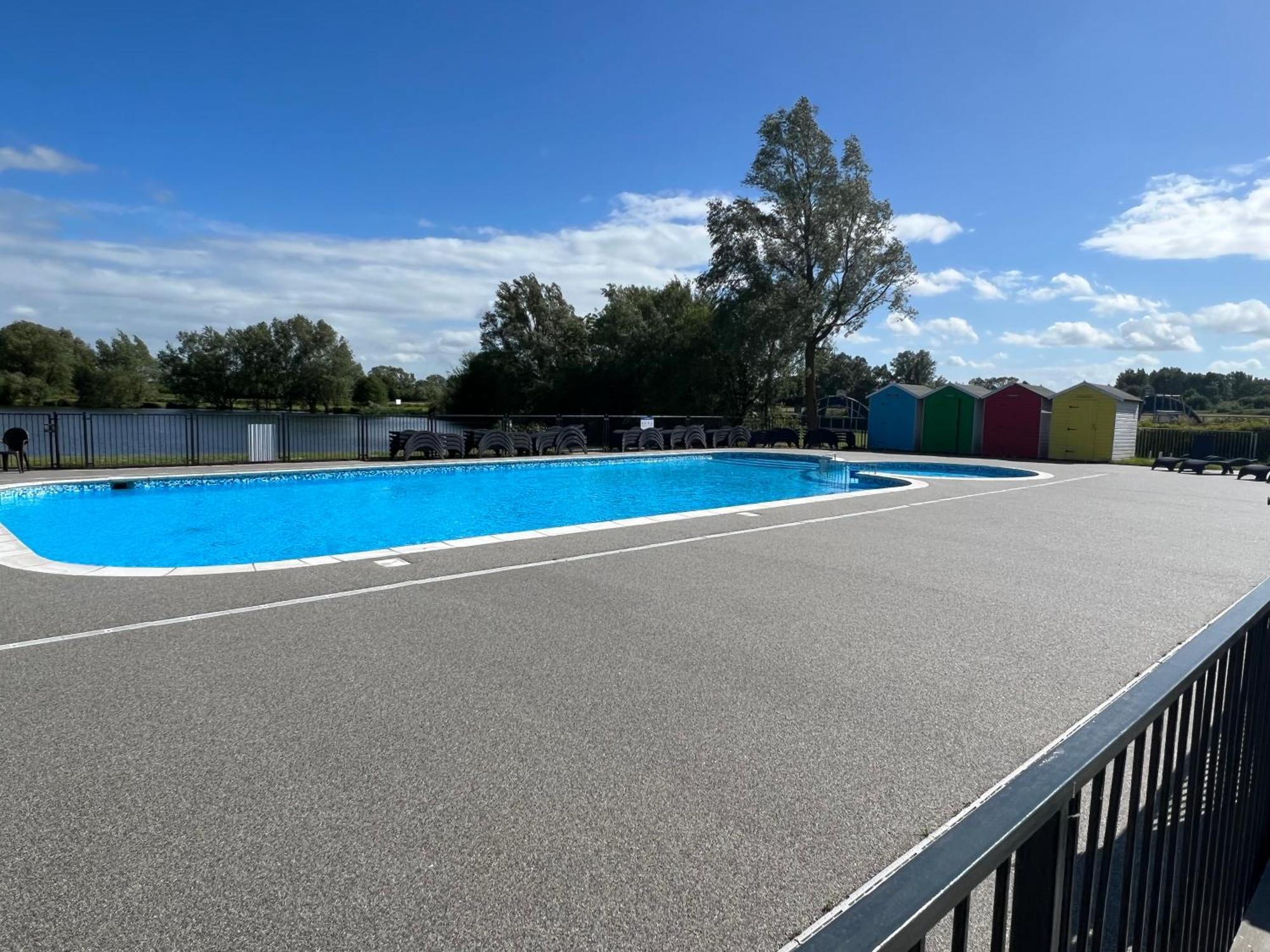 Wildflower, Premium Plus Hot Tub Lodge South Cerney Zewnętrze zdjęcie